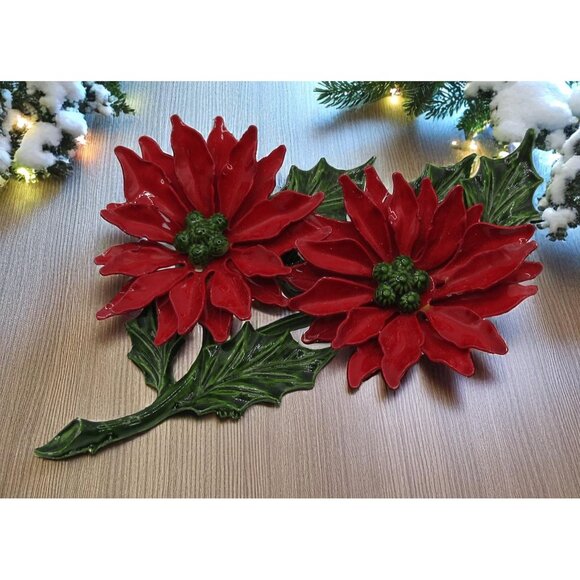 Vintage Enamel Poinsettia Flower Brooch Red Green Holiday Christmas Pin - Picture 1 of 9